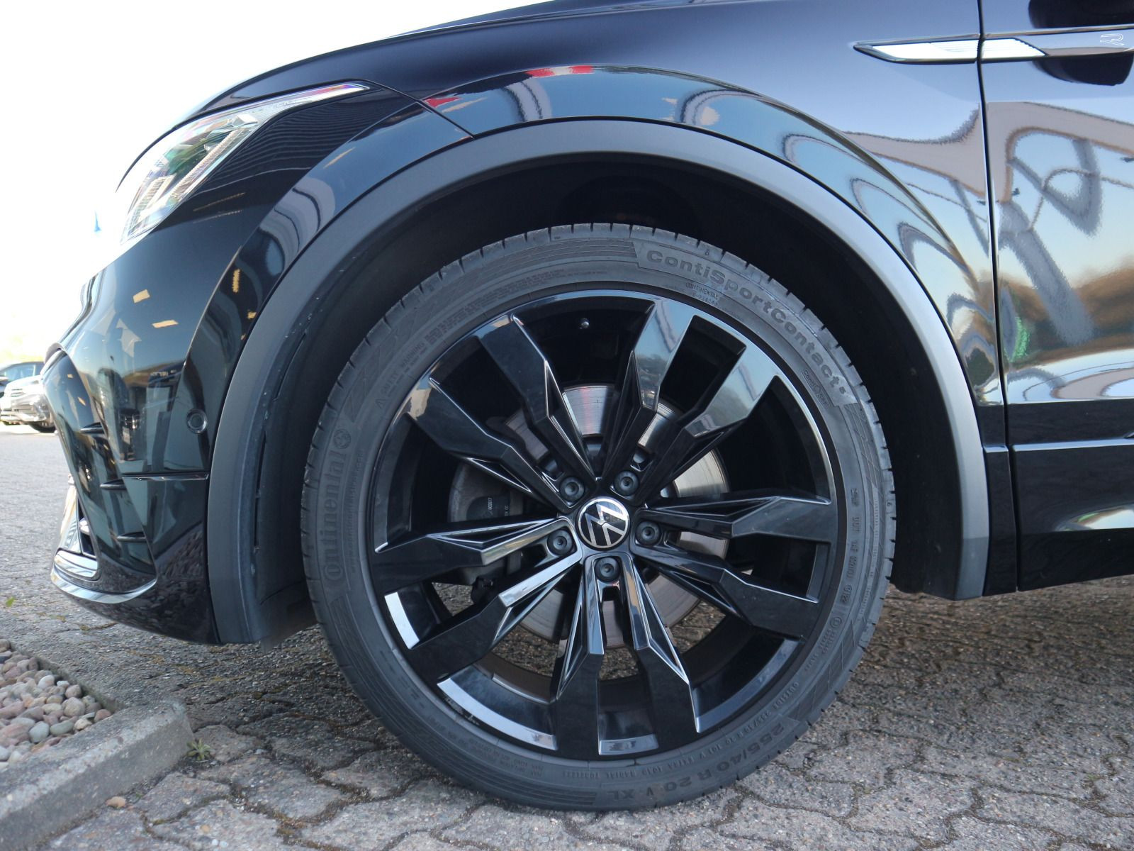 Fahrzeugabbildung Volkswagen Tiguan 2.0 TDI DSG 4M R-Line AHK STHZG RFK MATRIX
