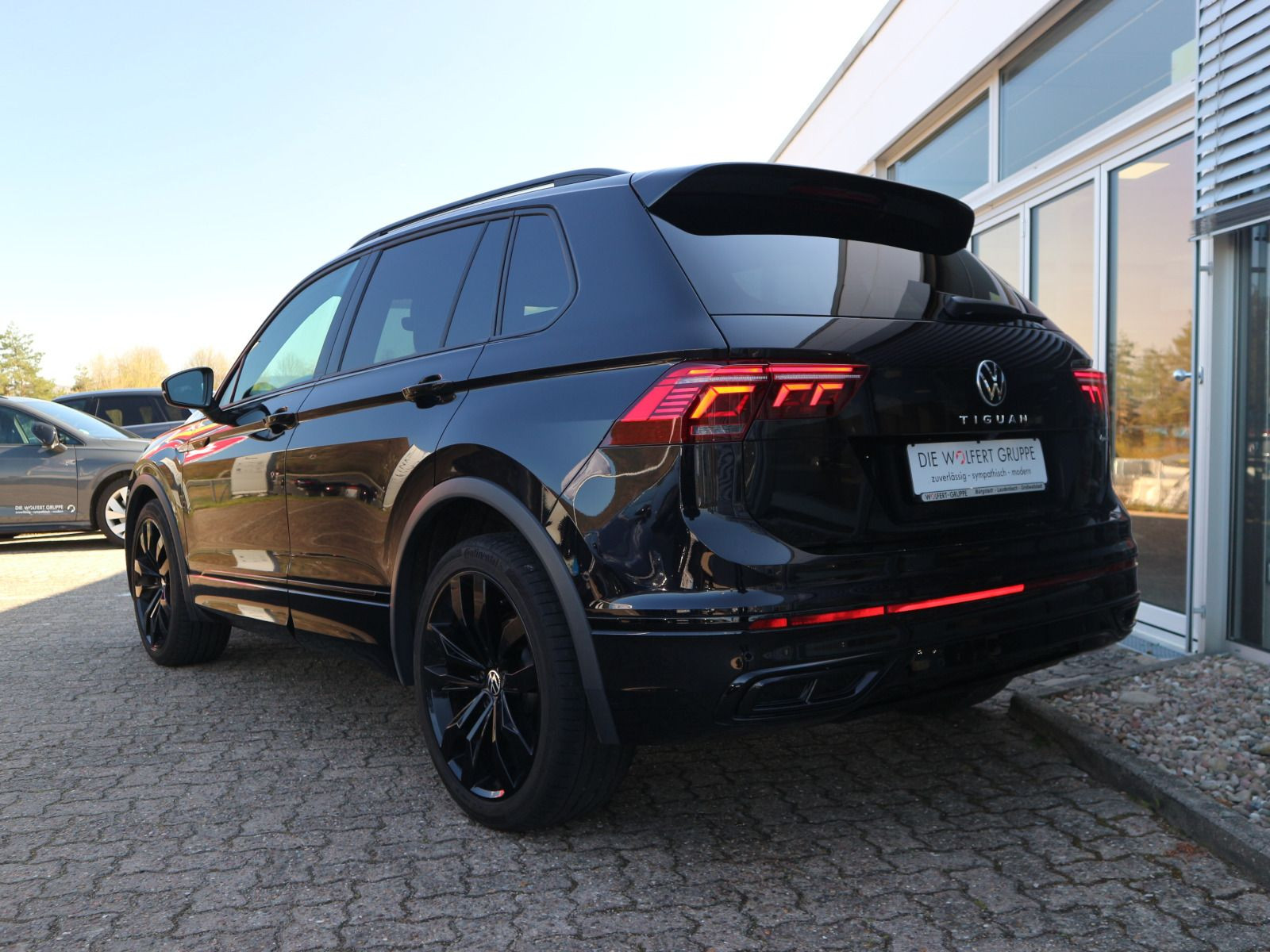 Fahrzeugabbildung Volkswagen Tiguan 2.0 TDI DSG 4M R-Line AHK STHZG RFK MATRIX