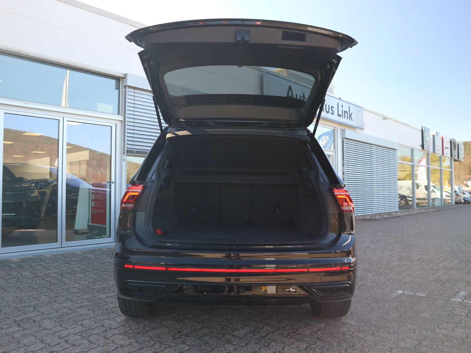 Fahrzeugabbildung Volkswagen Tiguan 2.0 TDI DSG 4M R-Line AHK STHZG RFK MATRIX