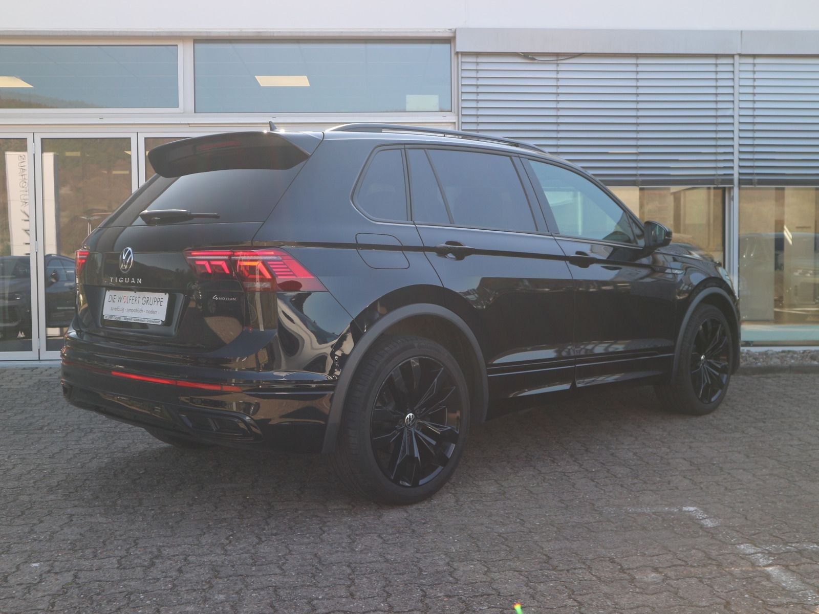 Fahrzeugabbildung Volkswagen Tiguan 2.0 TDI DSG 4M R-Line AHK STHZG RFK MATRIX