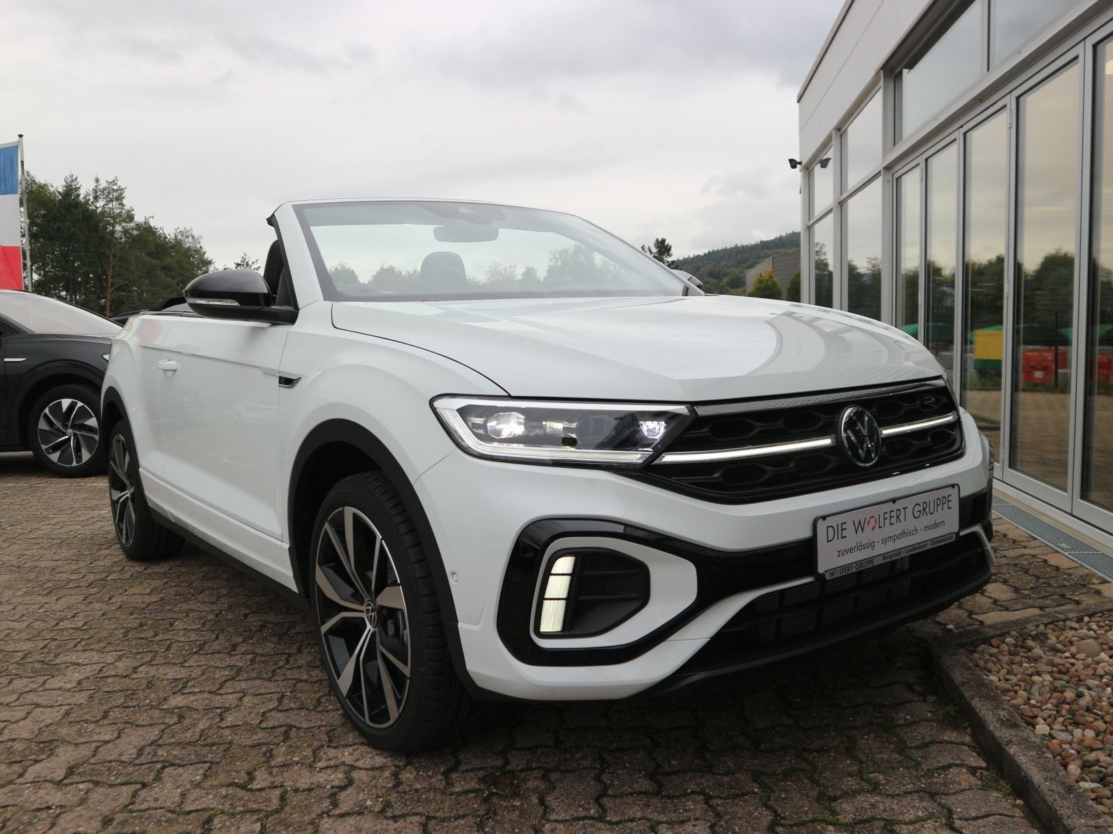 Fahrzeugabbildung Volkswagen T-Roc Cabriolet R-Line 1.5 TSI OPF (150 PS) DSG *AHK*NAVI*BLACKSTYLE*19 ZOLL*