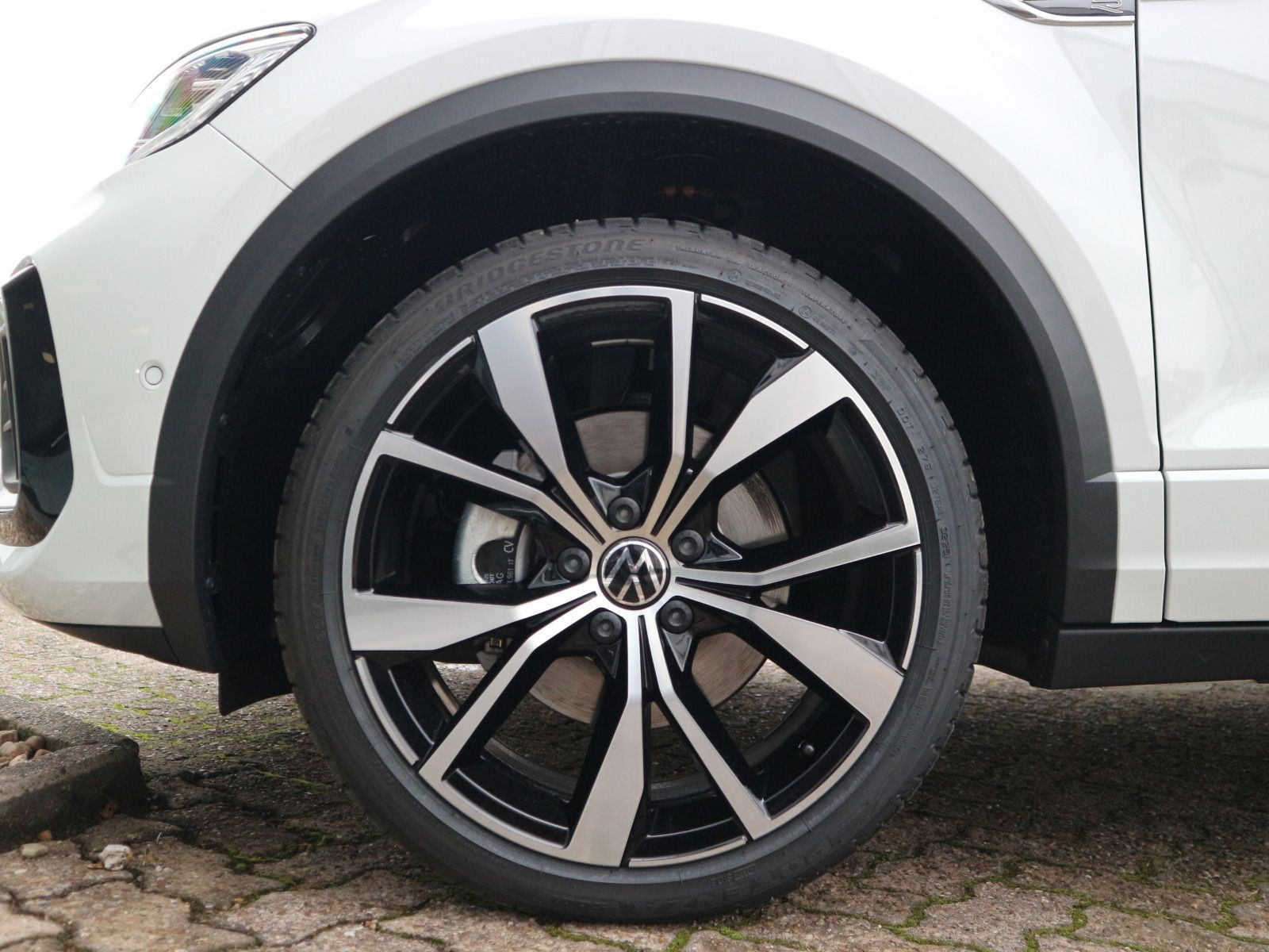 Fahrzeugabbildung Volkswagen T-Roc Cabriolet R-Line 1.5 TSI OPF (150 PS) DSG *AHK*NAVI*BLACKSTYLE*19 ZOLL*