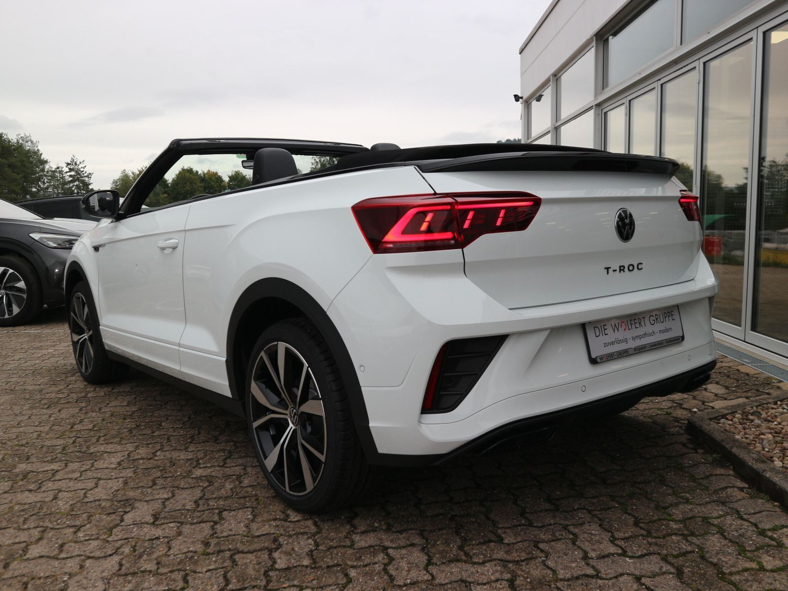 Fahrzeugabbildung Volkswagen T-Roc Cabriolet R-Line 1.5 TSI OPF (150 PS) DSG *AHK*NAVI*BLACKSTYLE*19 ZOLL*