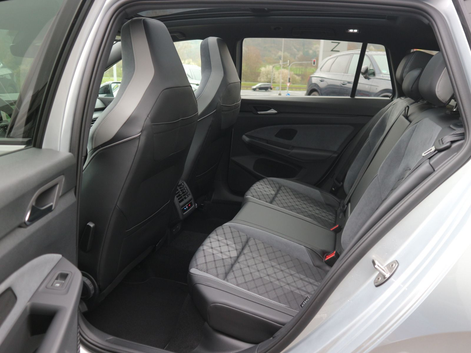 Fahrzeugabbildung Volkswagen Golf Variant R-Line 2.0 TSI DSG AHK PANO LED ACC