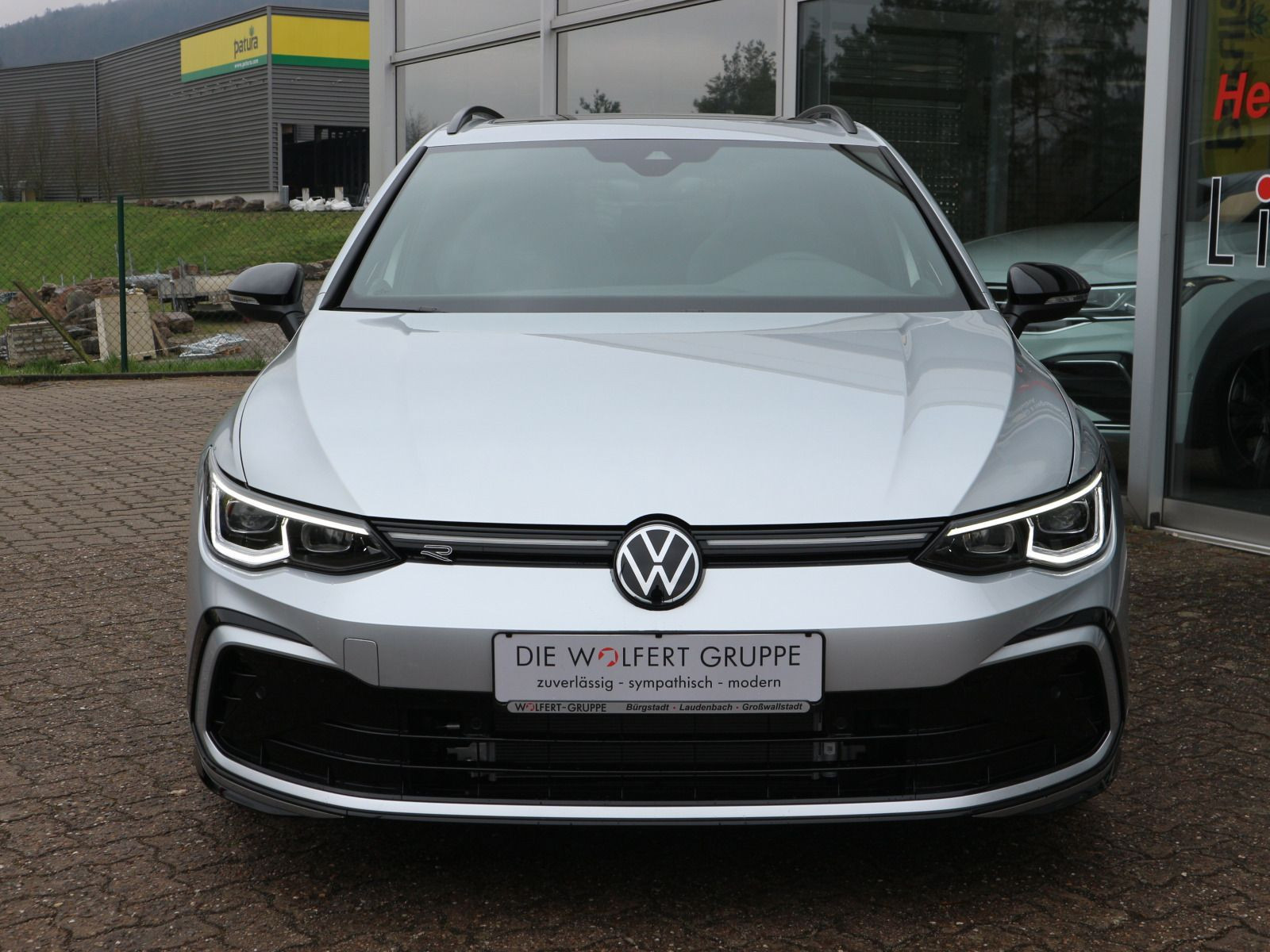 Fahrzeugabbildung Volkswagen Golf Variant R-Line 2.0 TSI DSG AHK PANO LED ACC