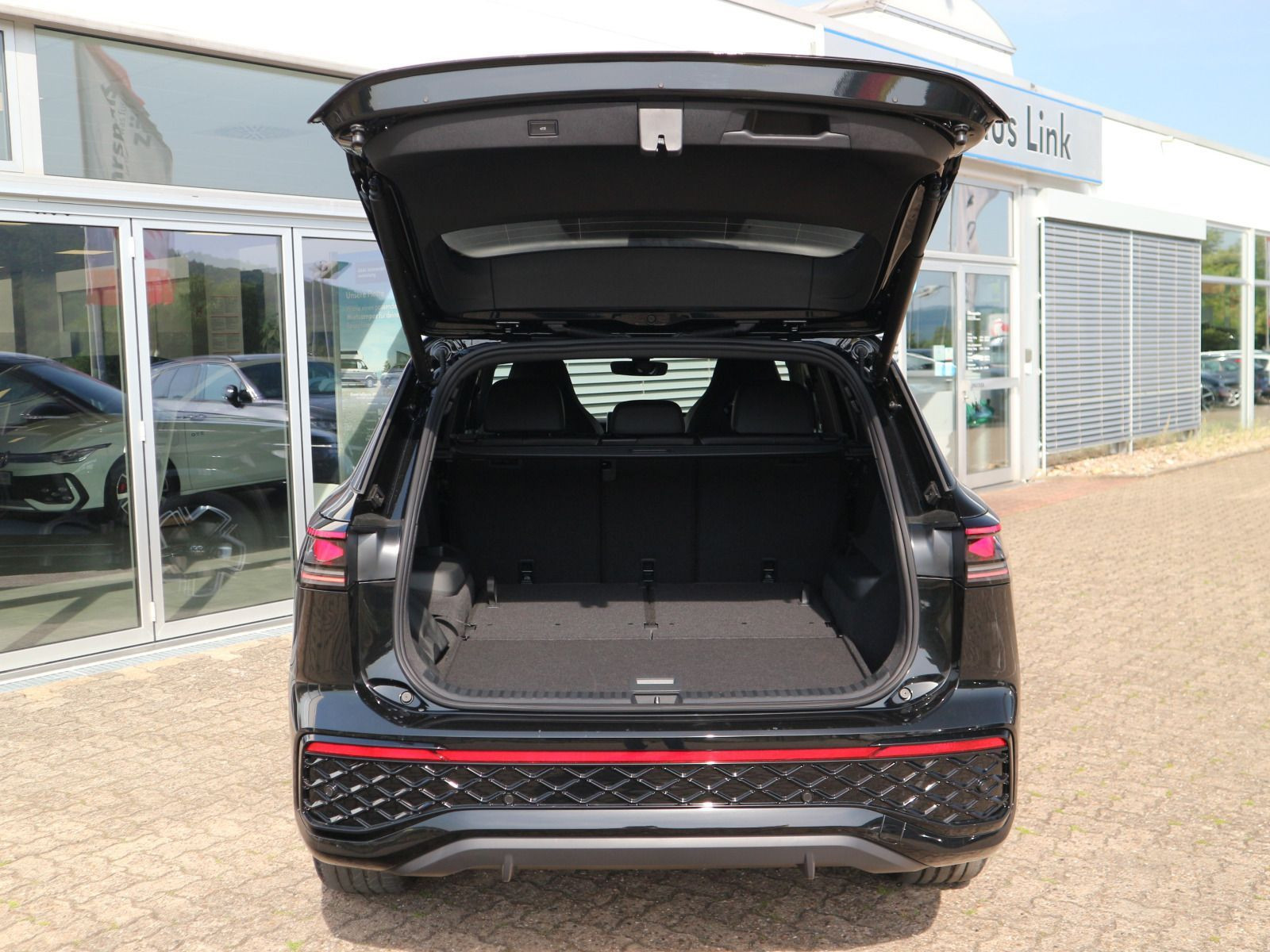 Fahrzeugabbildung Volkswagen Tayron R-Line 2,0 l TSI OPF 4MOTION (204 PS) DSG *7Sitzer*AHK*BLACKSTYLE*