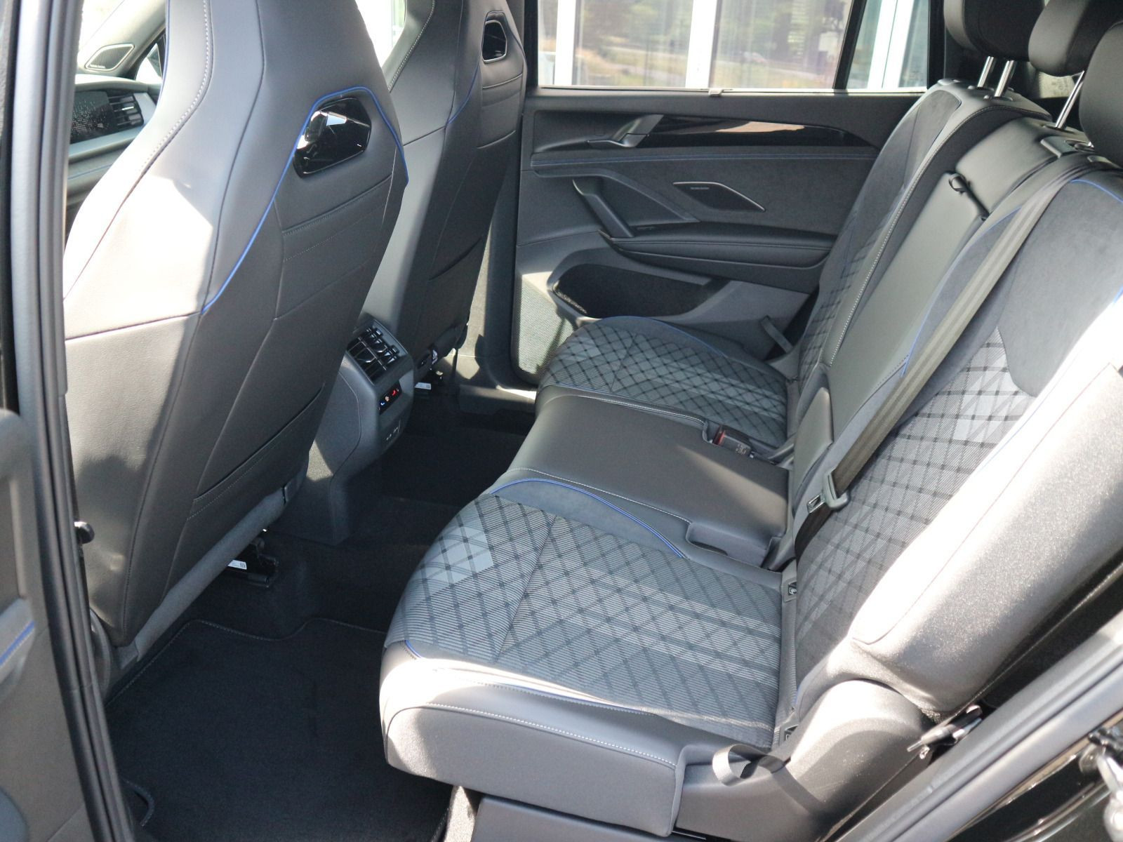 Fahrzeugabbildung Volkswagen Tayron R-Line 2,0 l TSI OPF 4MOTION (204 PS) DSG *7Sitzer*AHK*BLACKSTYLE*