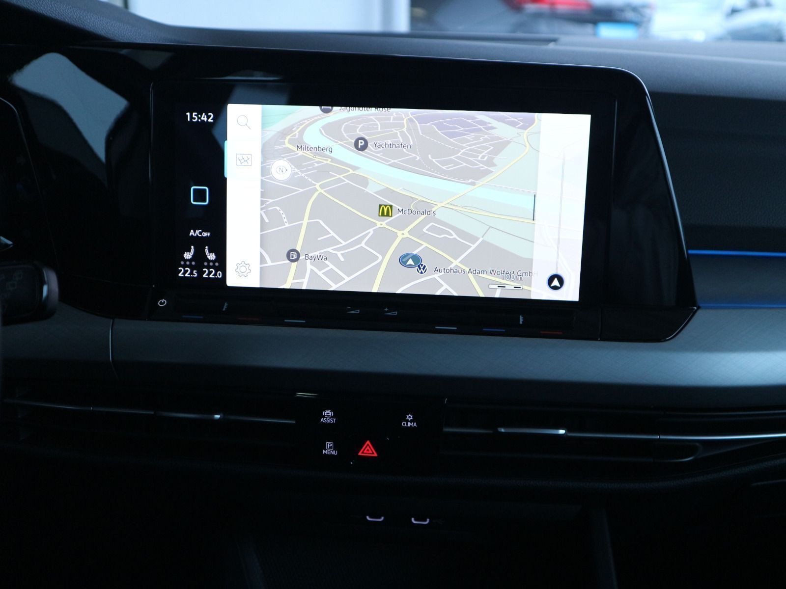 Fahrzeugabbildung Volkswagen Golf VIII 1.5 TSI Life NAVI RFK PANO MATRIX