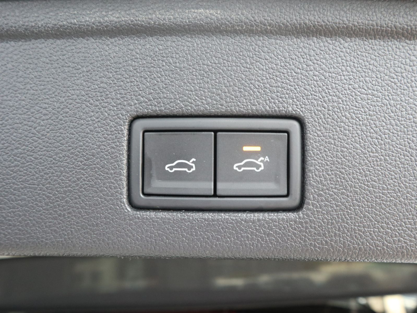 Fahrzeugabbildung Volkswagen Touareg R-Line 3.0 V6 TSI DSG 4Motion PANO AHK LUFT 360° STHZG