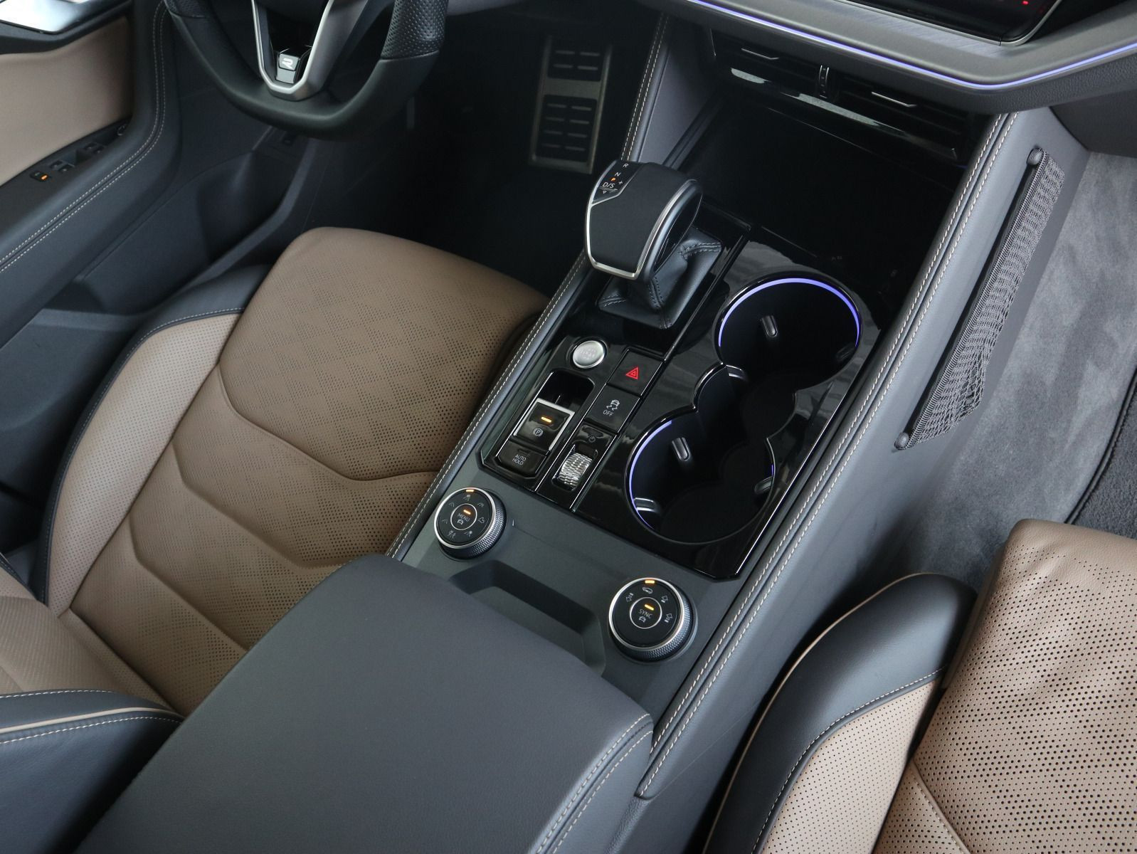 Fahrzeugabbildung Volkswagen Touareg R-Line 3.0 V6 TSI DSG 4Motion PANO AHK LUFT 360° STHZG