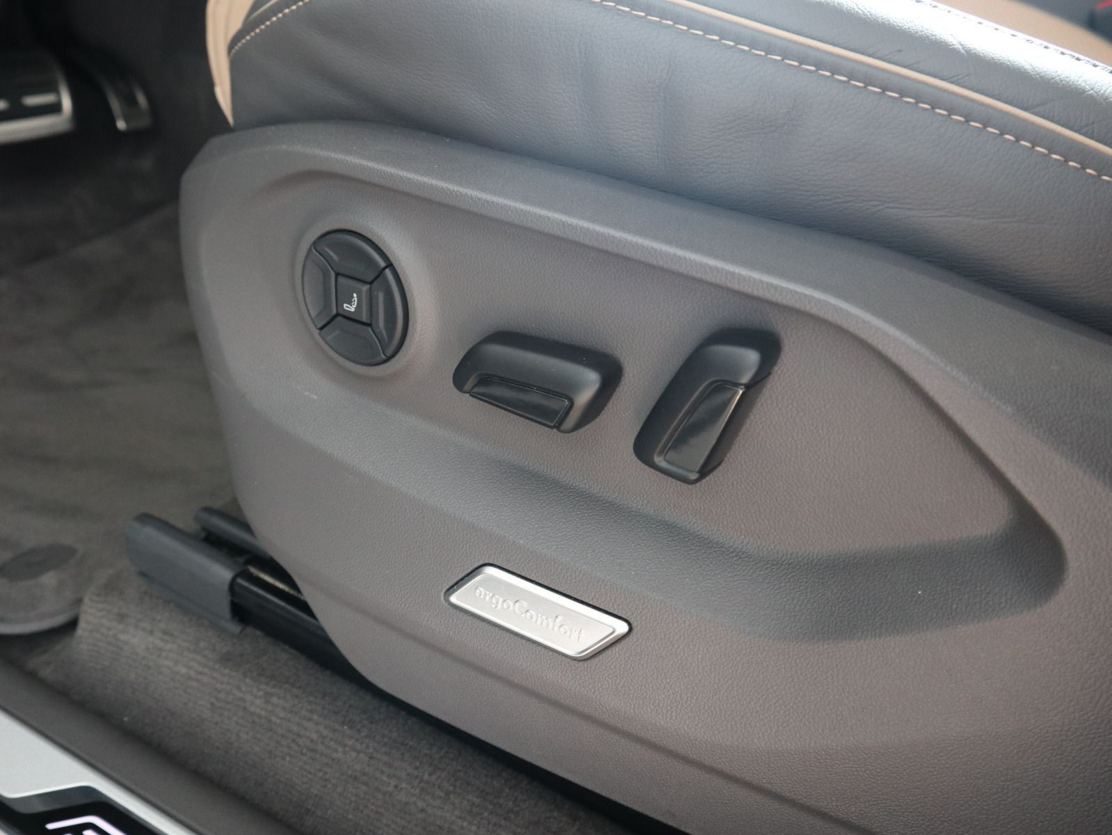 Fahrzeugabbildung Volkswagen Touareg R-Line 3.0 V6 TSI DSG 4Motion PANO AHK LUFT 360° STHZG