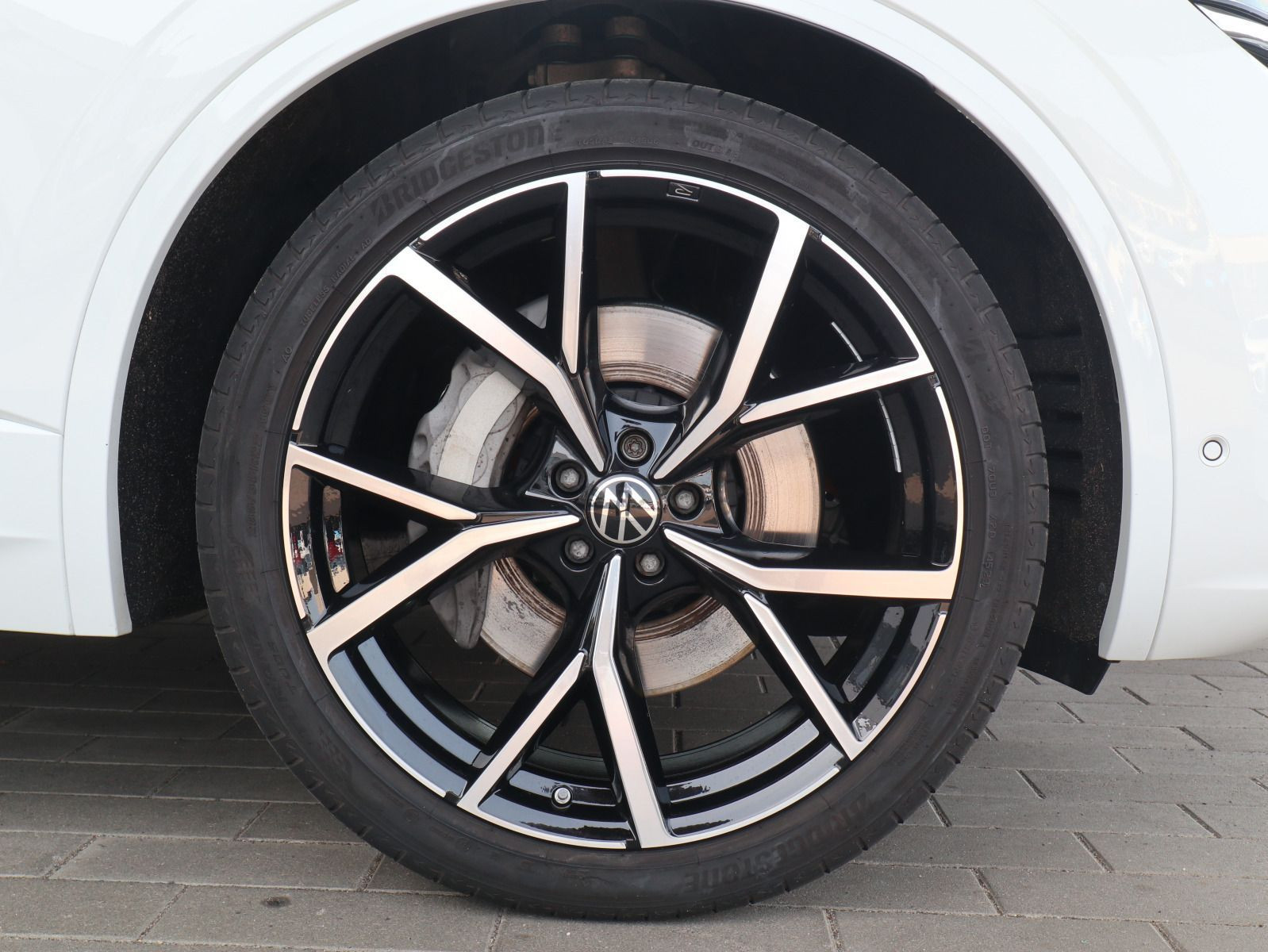 Fahrzeugabbildung Volkswagen Touareg R-Line 3.0 V6 TSI DSG 4Motion PANO AHK LUFT 360° STHZG