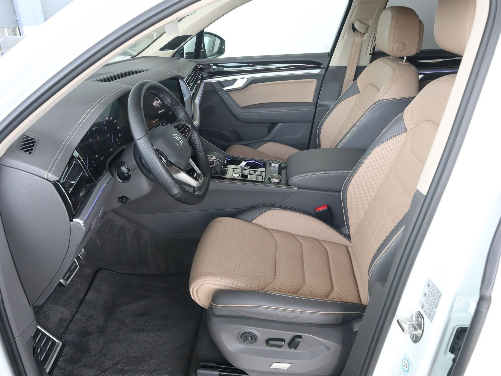 Fahrzeugabbildung Volkswagen Touareg R-Line 3.0 V6 TSI DSG 4Motion PANO AHK LUFT 360° STHZG