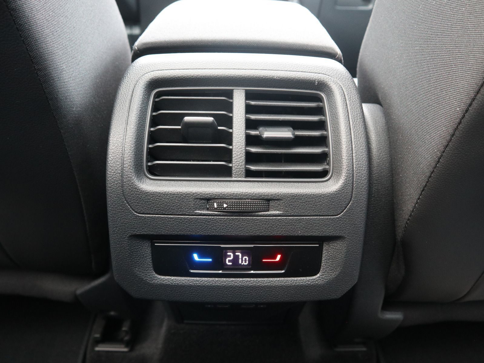 Fahrzeugabbildung Volkswagen Touran Highline 2,0 TDI SCR (150 PS) DSG*7-Sitzer*AHK*TOP*STANDHZG*WINTERRÄDER*