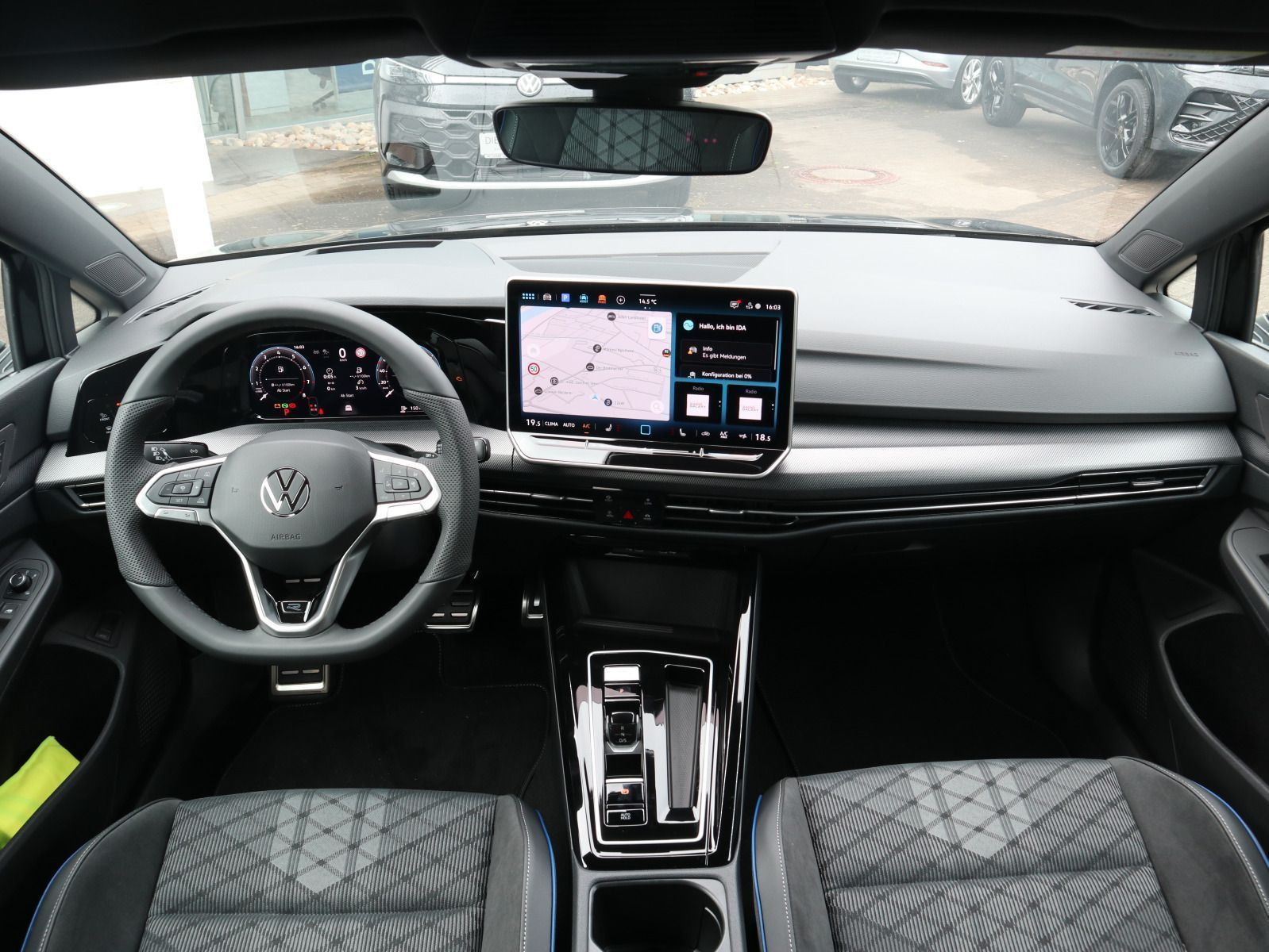 Fahrzeugabbildung Volkswagen Golf Variant R-Line 1,5 eTSI OPF (150 PS) DSG *AHK*NAVI*BLACKSTYLE
