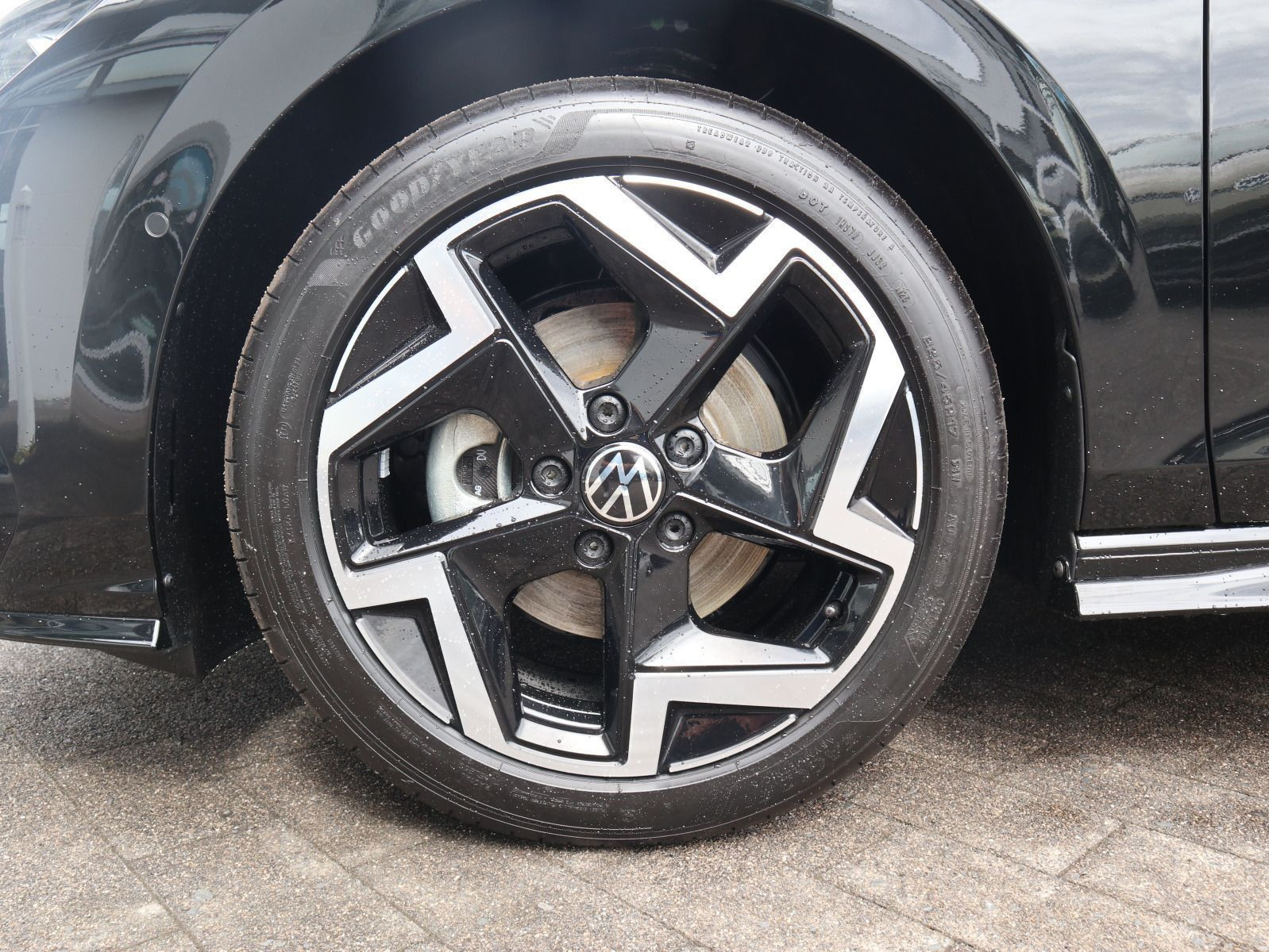 Fahrzeugabbildung Volkswagen Golf Variant R-Line 1,5 eTSI OPF (150 PS) DSG *AHK*NAVI*BLACKSTYLE