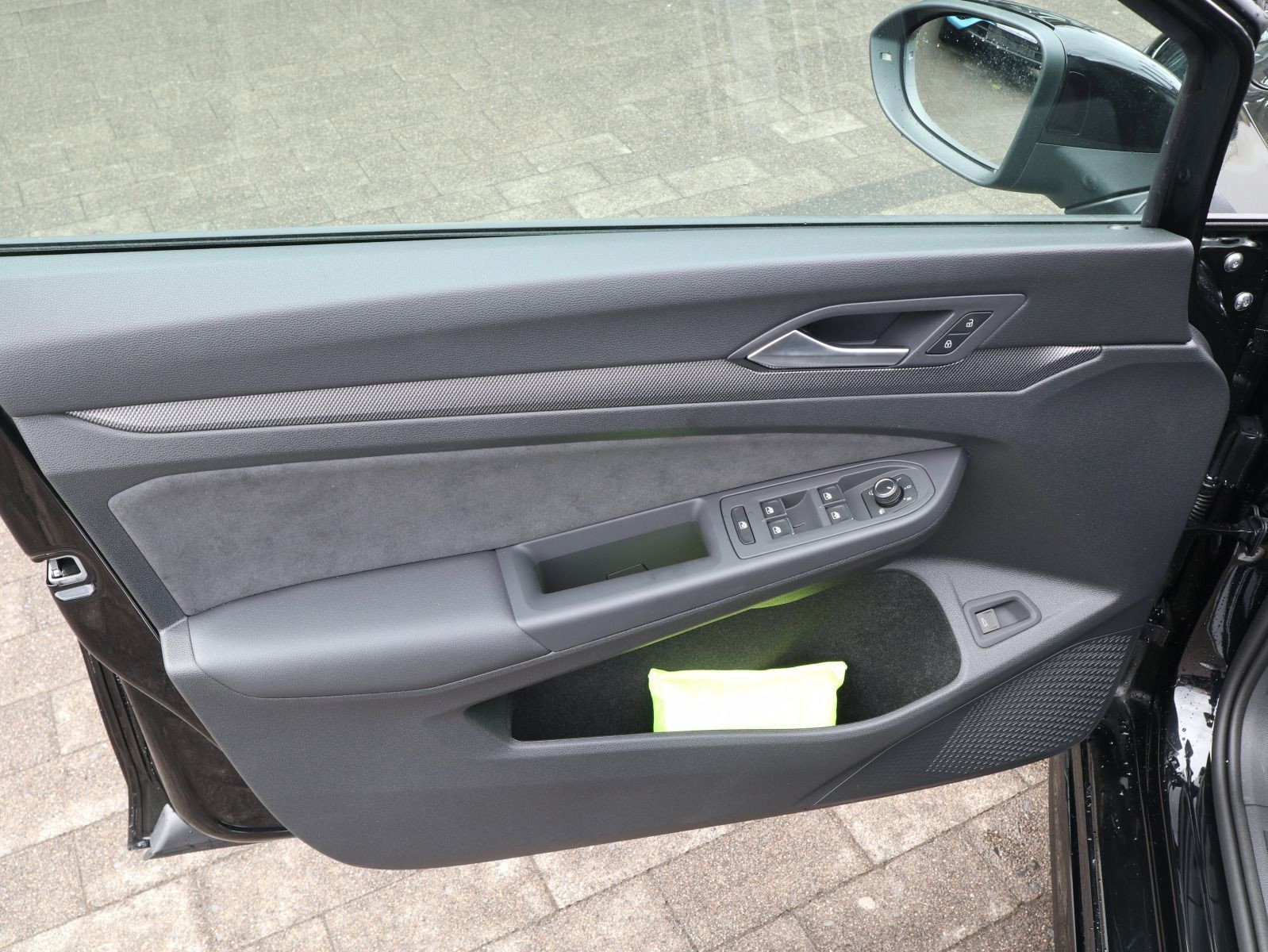 Fahrzeugabbildung Volkswagen Golf Variant R-Line 1,5 eTSI OPF (150 PS) DSG *AHK*NAVI*BLACKSTYLE