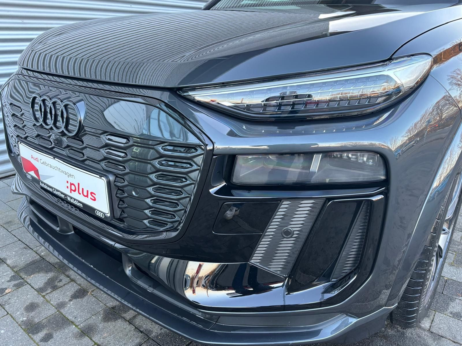 Fahrzeugabbildung Audi Q6 SUV e-tron S LINE+WINTERRÄDER+AHK+MATRIX+EL S