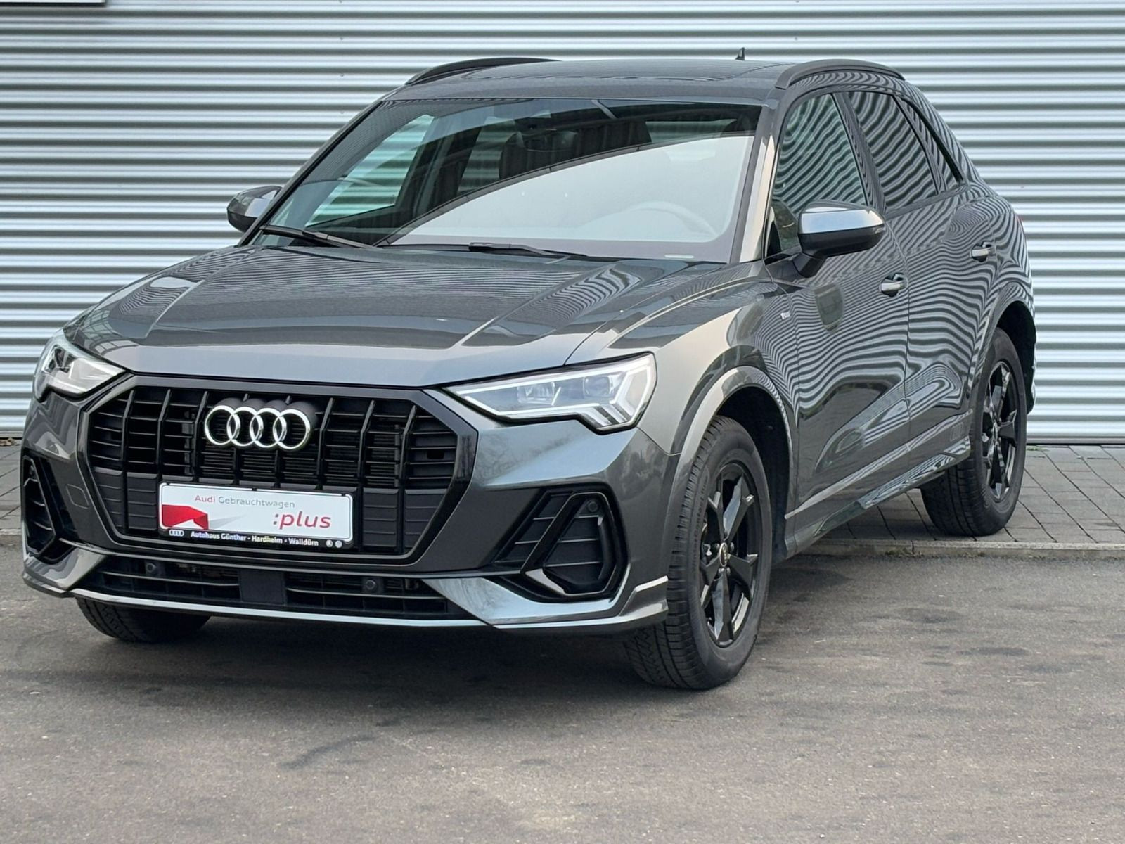 Fahrzeugabbildung Audi Q3 35 TFSI S-LINE+AHK+STANDHEIZ.+ACC+WINTERRÄDER