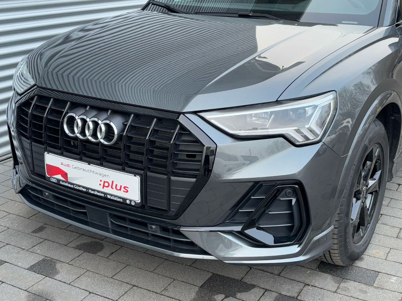 Fahrzeugabbildung Audi Q3 35 TFSI S-LINE+AHK+STANDHEIZ.+ACC+WINTERRÄDER