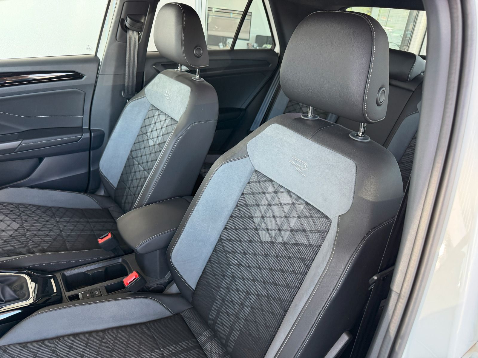 Fahrzeugabbildung Volkswagen T-Roc R-Line 1.5 TSI DSG STHZG AHK RFK NAVI ACC