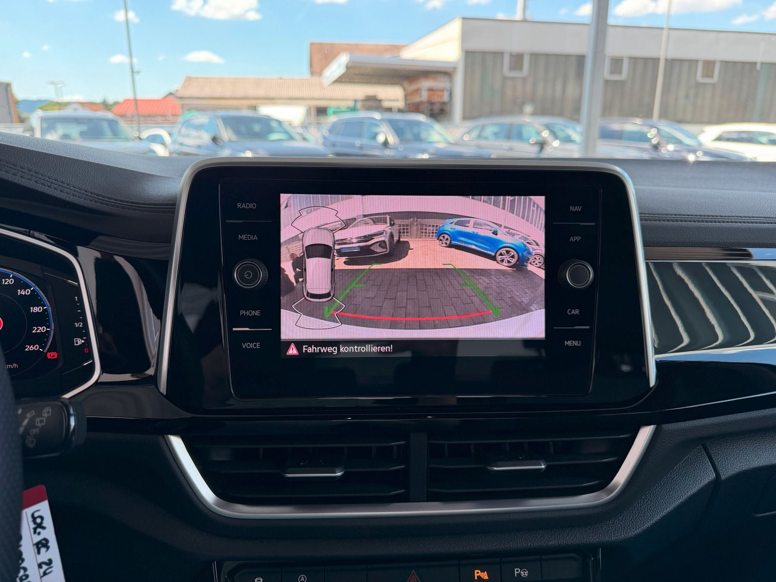 Fahrzeugabbildung Volkswagen T-Roc R-Line 1.5 TSI DSG STHZG AHK RFK NAVI ACC