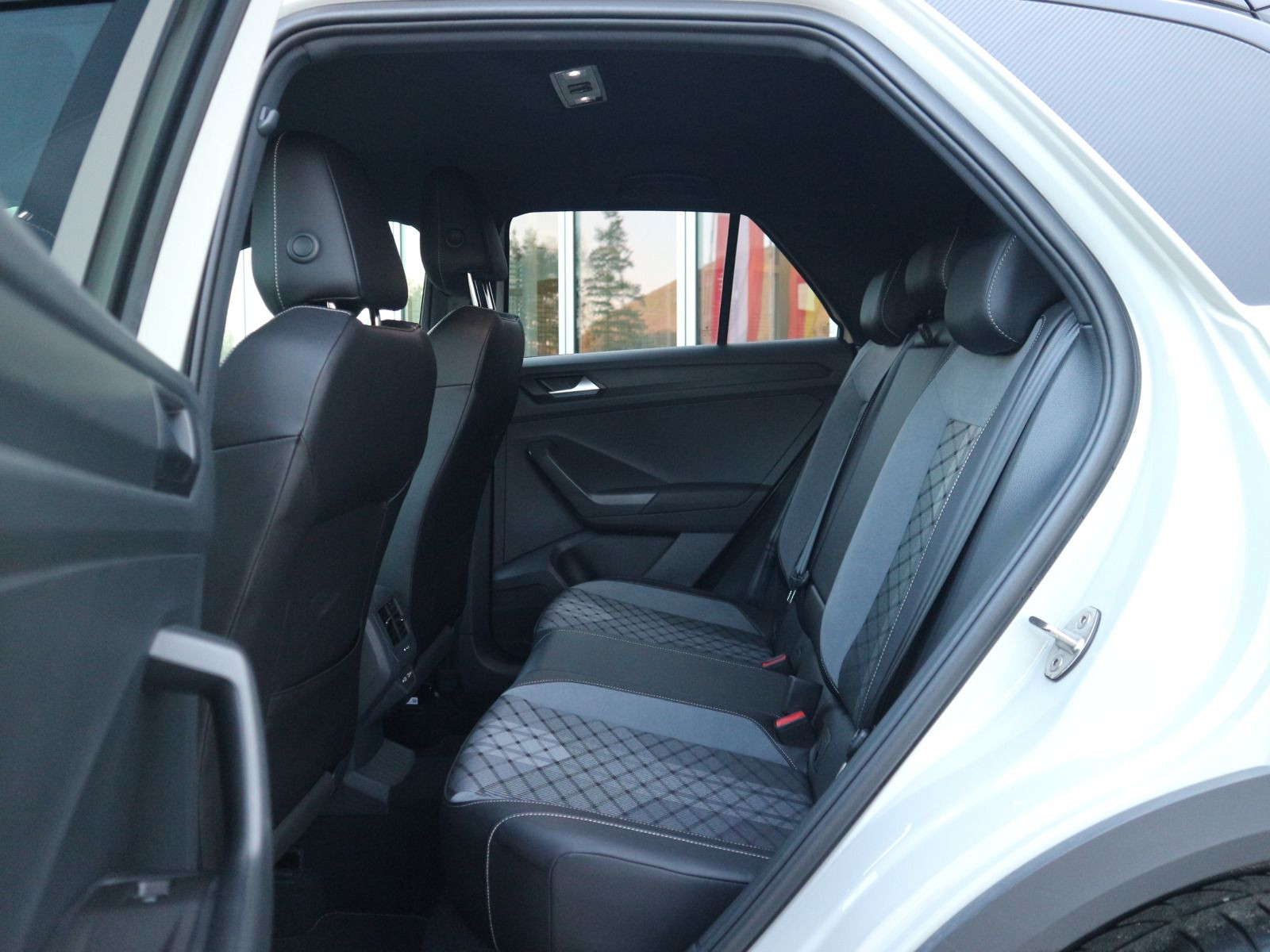 Fahrzeugabbildung Volkswagen T-Roc R-Line 2.0 TSI 4M DSG AHK BEATS RFK ACC NAVI 19