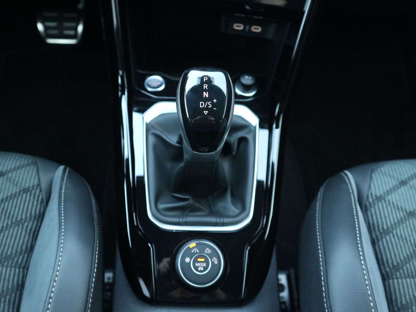Fahrzeugabbildung Volkswagen T-Roc R-Line 2.0 TSI 4M DSG AHK BEATS RFK ACC NAVI 19