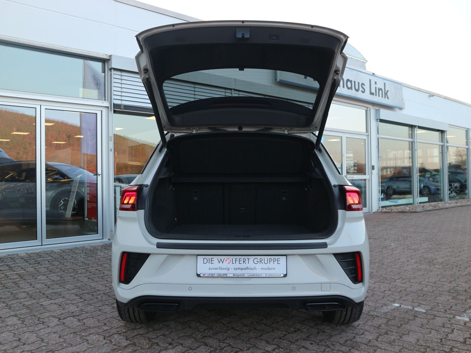 Fahrzeugabbildung Volkswagen T-Roc R-Line 2.0 TSI 4M DSG AHK BEATS RFK ACC NAVI 19
