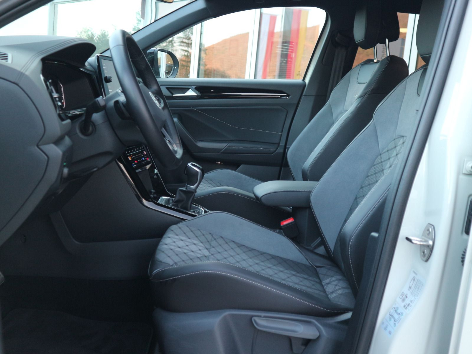 Fahrzeugabbildung Volkswagen T-Roc R-Line 2.0 TSI 4M DSG AHK BEATS RFK ACC NAVI 19
