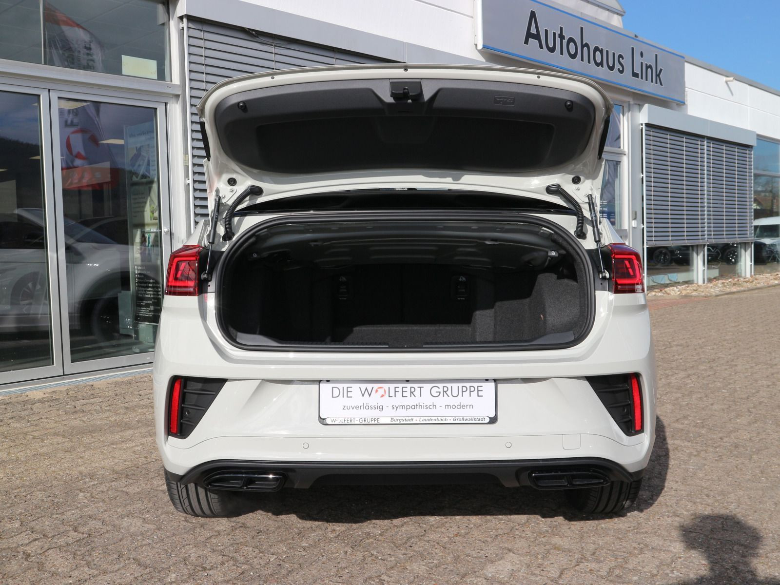 Fahrzeugabbildung Volkswagen T-Roc Cabriolet R-Line Edition Karmann 1.5 l TSI OPF (150 PS) DSG*AHK*WINTERRÄDER*LIMITIERT*
