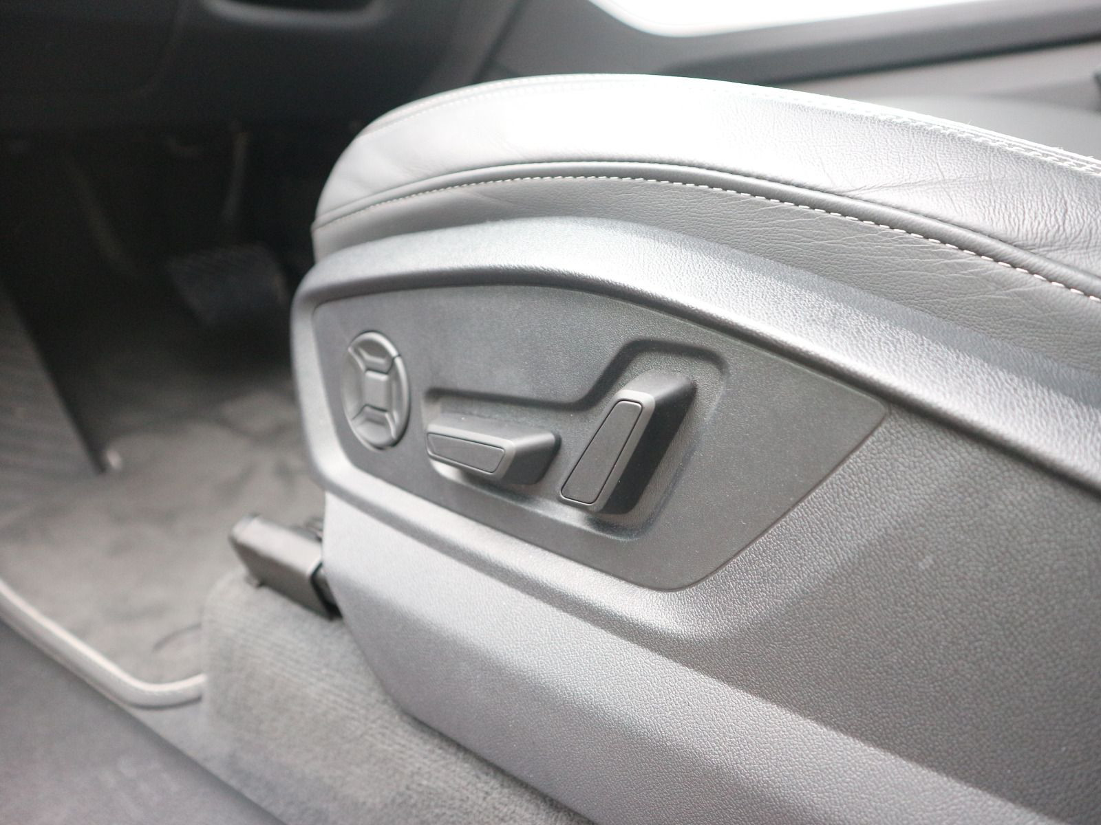 Fahrzeugabbildung Audi Q7 SUV S line 55 TFSI e quattro tiptronic ACC*