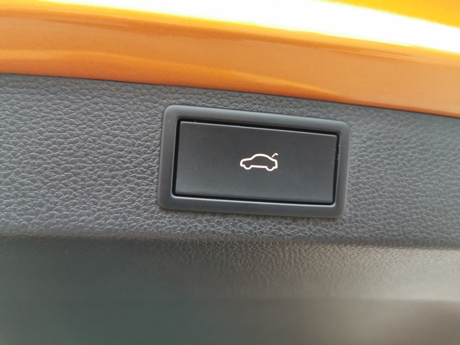 Fahrzeugabbildung SKODA Karoq Sportline 2.0 TDI DSG 4x4+AHK+KAMERA+CANTON+TRAVEL ASSIST