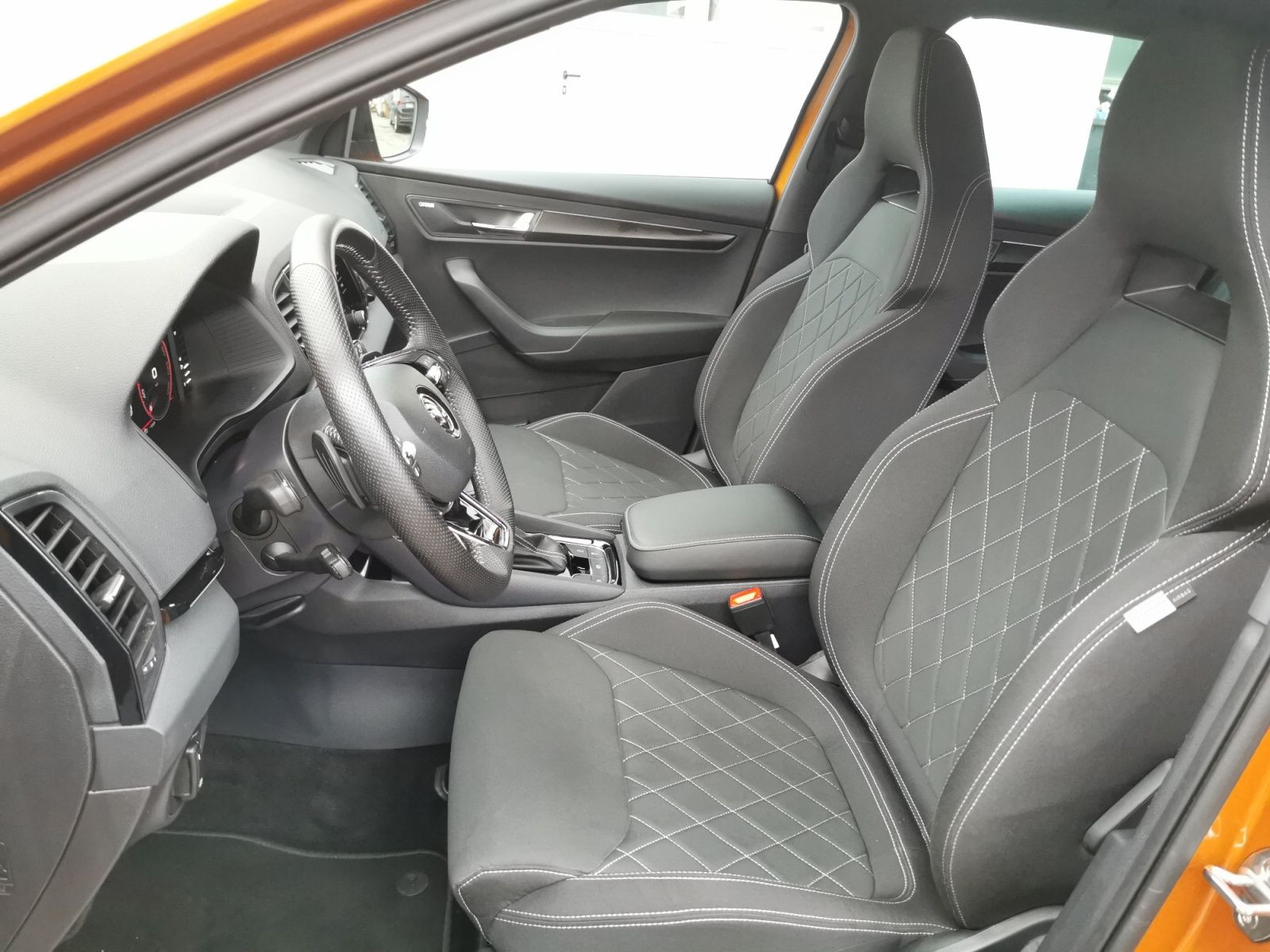 Fahrzeugabbildung SKODA Karoq Sportline 2.0 TDI DSG 4x4+AHK+KAMERA+CANTON+TRAVEL ASSIST