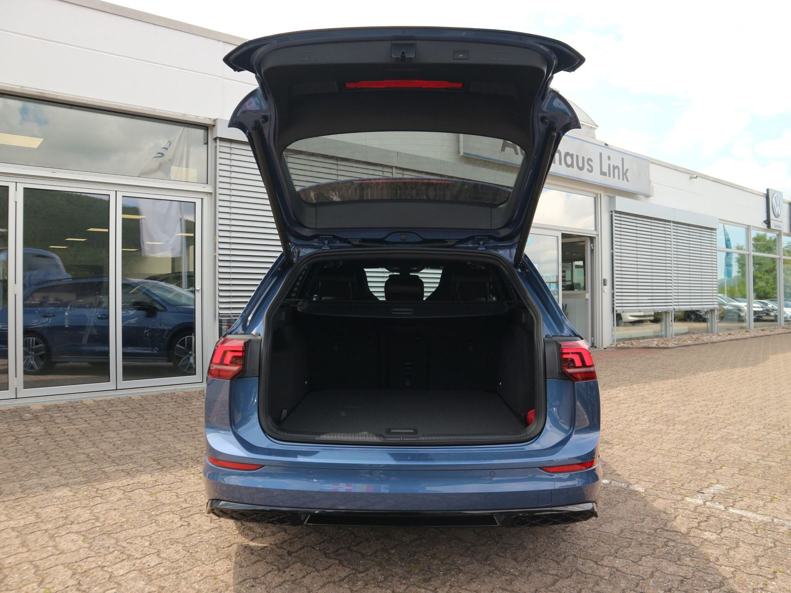 Fahrzeugabbildung Volkswagen Golf Variant R-Line 2.0 TDI DSG AHK BLACK STYLE LED PLUS