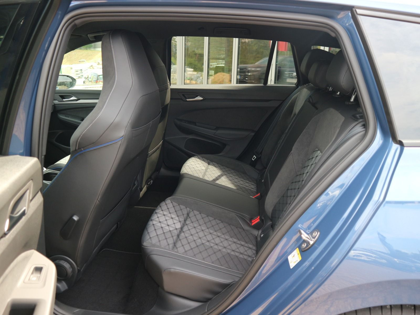 Fahrzeugabbildung Volkswagen Golf Variant R-Line 2.0 TDI DSG AHK BLACK STYLE LED PLUS
