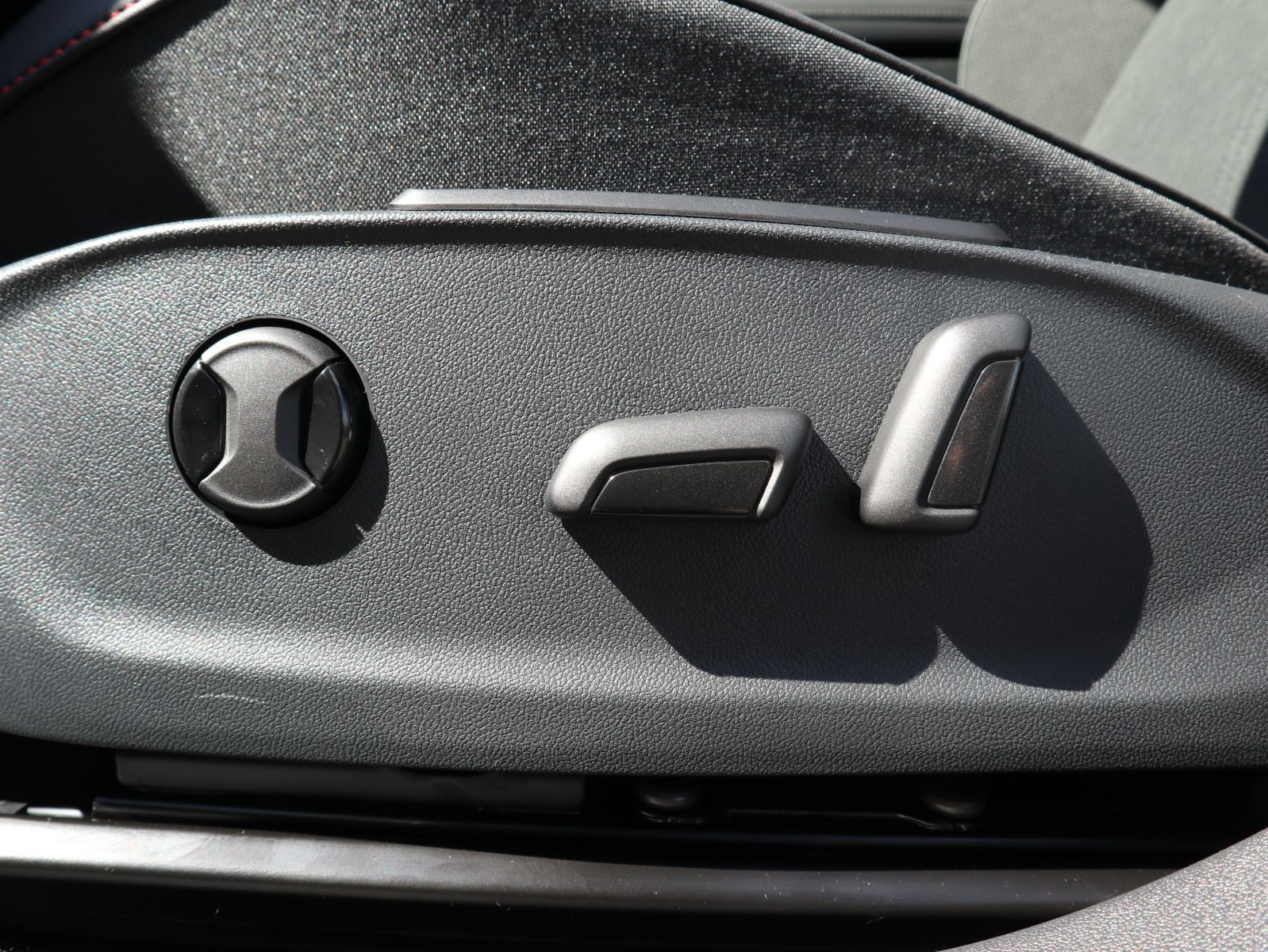 Fahrzeugabbildung Volkswagen ID.7 GTX Tourer 4MOTION (340 PS) 86 kWh *AHK*WINTERRÄDER*WÄRMEPUMPE*