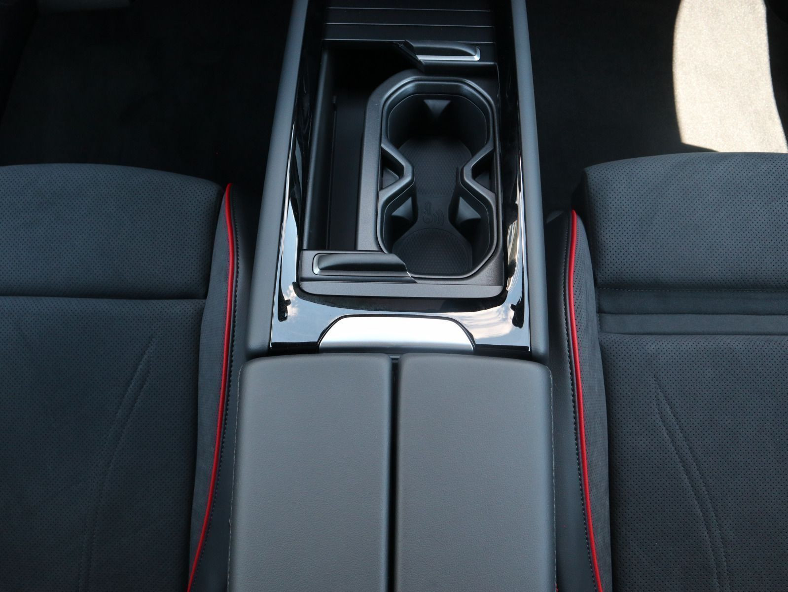 Fahrzeugabbildung Volkswagen ID.7 GTX Tourer 4MOTION (340 PS) 86 kWh *AHK*WINTERRÄDER*WÄRMEPUMPE*