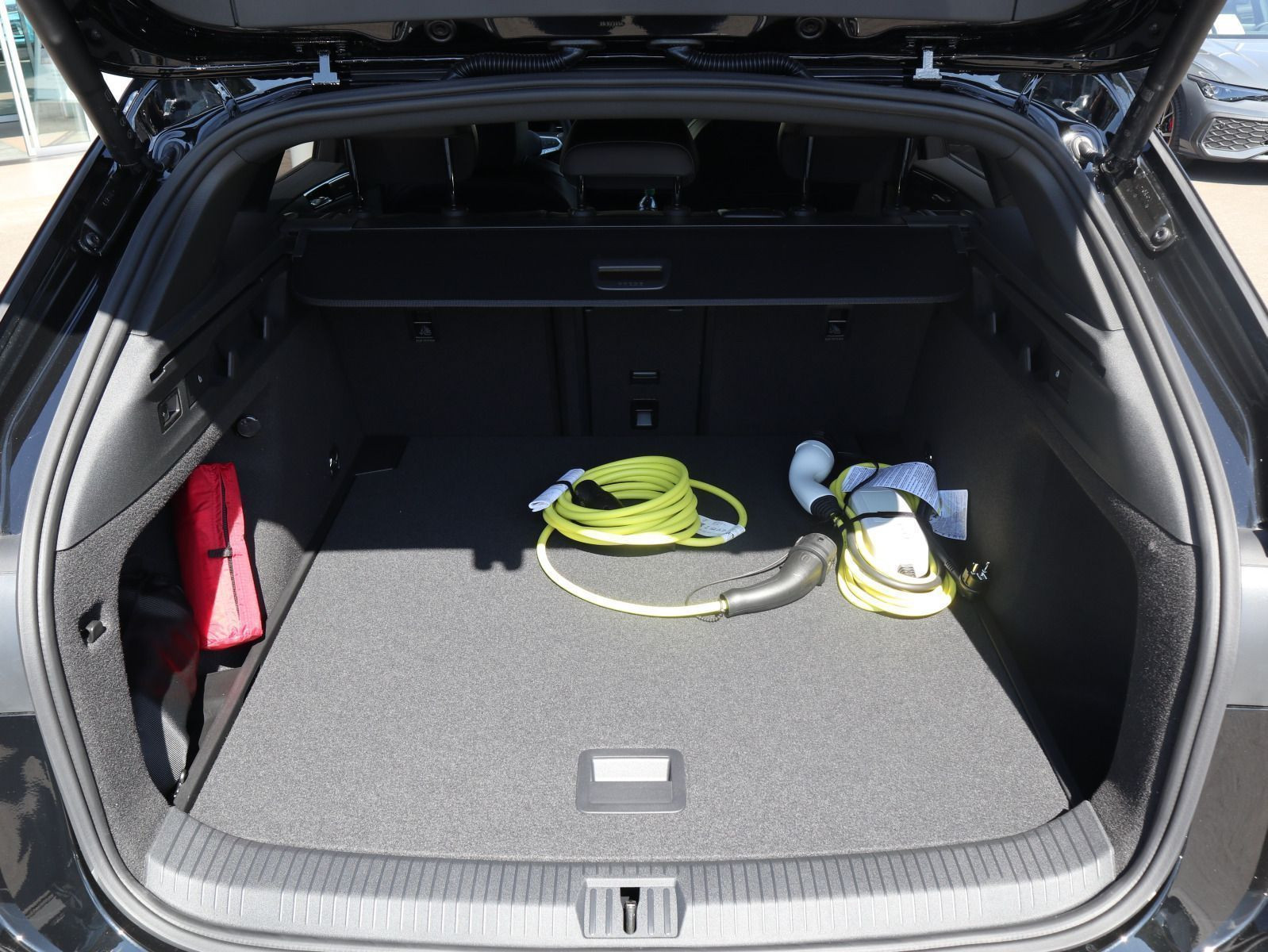 Fahrzeugabbildung Volkswagen ID.7 GTX Tourer 4MOTION (340 PS) 86 kWh *AHK*WINTERRÄDER*WÄRMEPUMPE*