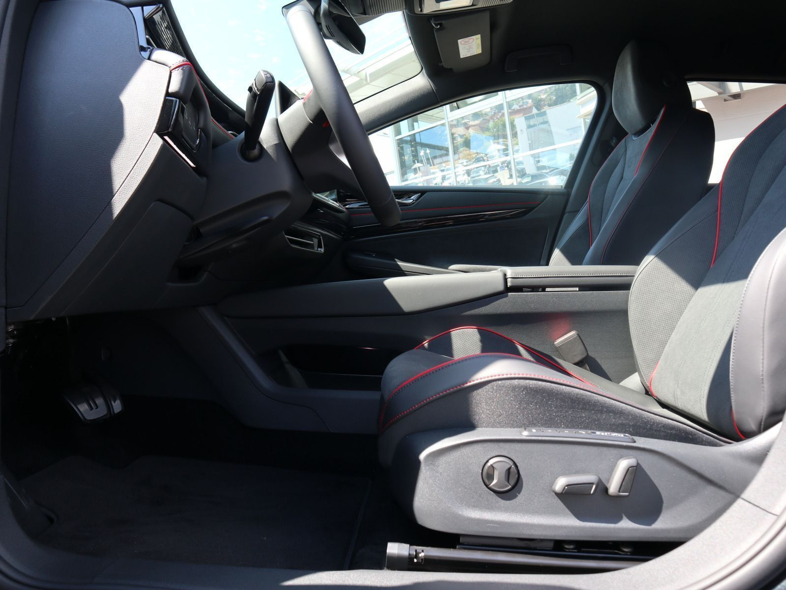 Fahrzeugabbildung Volkswagen ID.7 GTX Tourer 4MOTION (340 PS) 86 kWh *AHK*WINTERRÄDER*WÄRMEPUMPE*