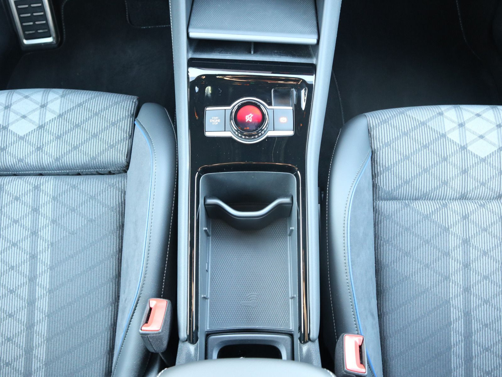 Fahrzeugabbildung Volkswagen Tiguan R-Line 2.0 TDI DSG 4M AHK STHZG MATRIX HUD