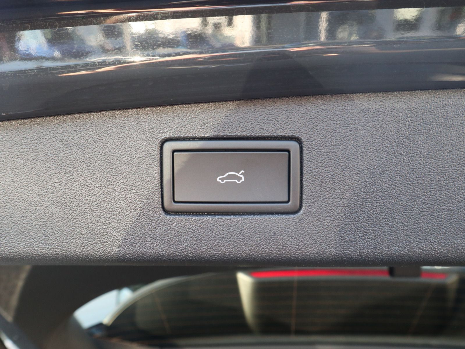 Fahrzeugabbildung Volkswagen Tiguan R-Line 2.0 TDI DSG 4M AHK STHZG MATRIX HUD