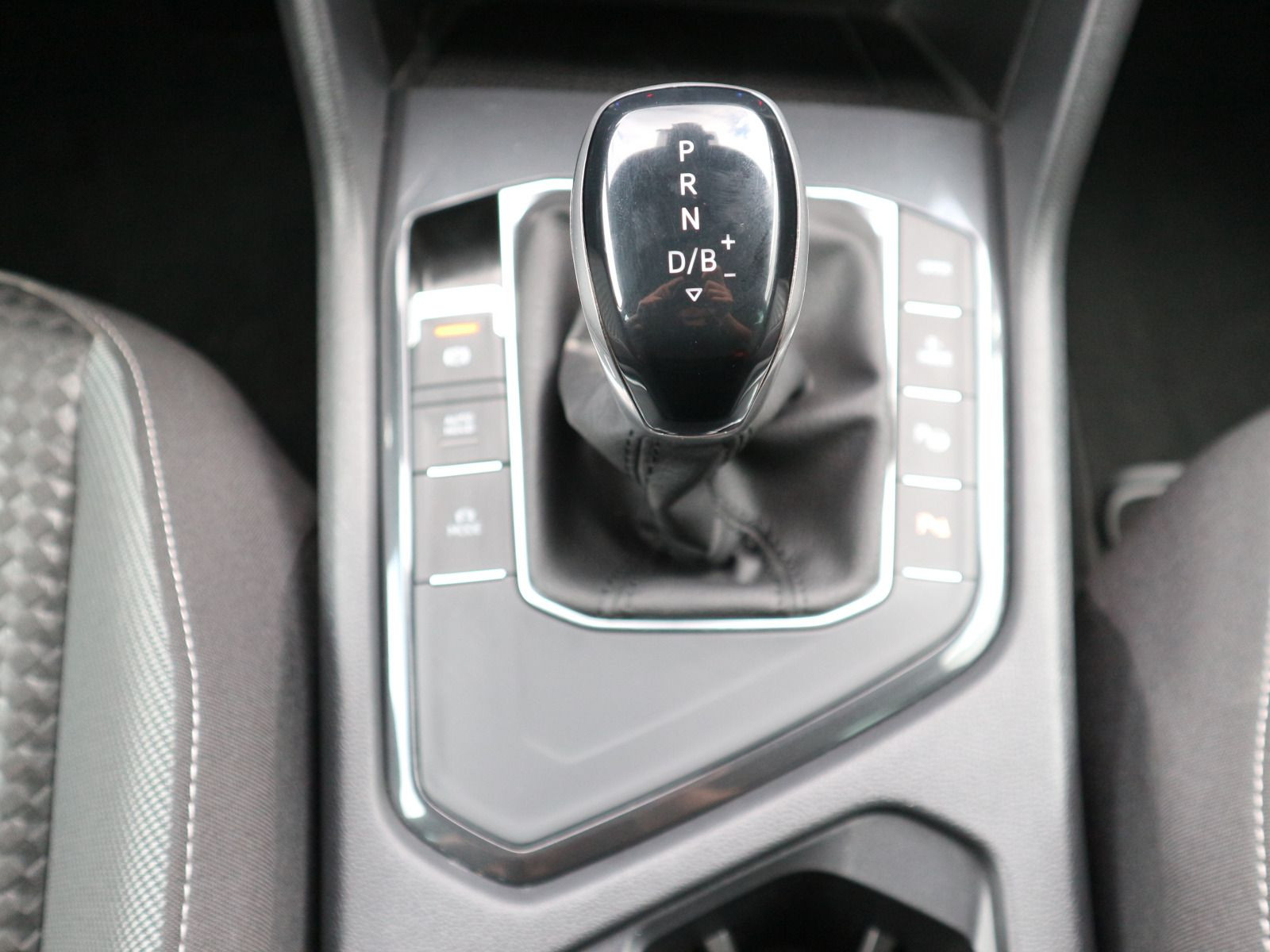Fahrzeugabbildung Volkswagen Tiguan Active 1.4 TSI eHybrid DSG AHK RFK NAVI CARPLAY