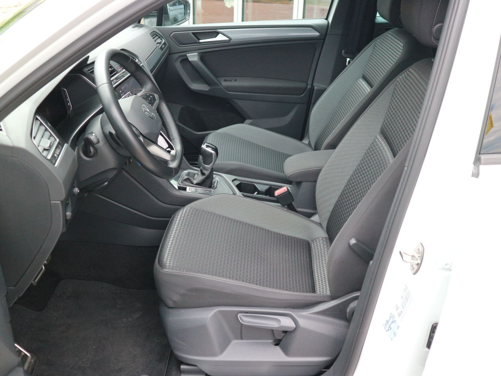 Fahrzeugabbildung Volkswagen Tiguan Active 1.4 TSI eHybrid DSG AHK RFK NAVI CARPLAY