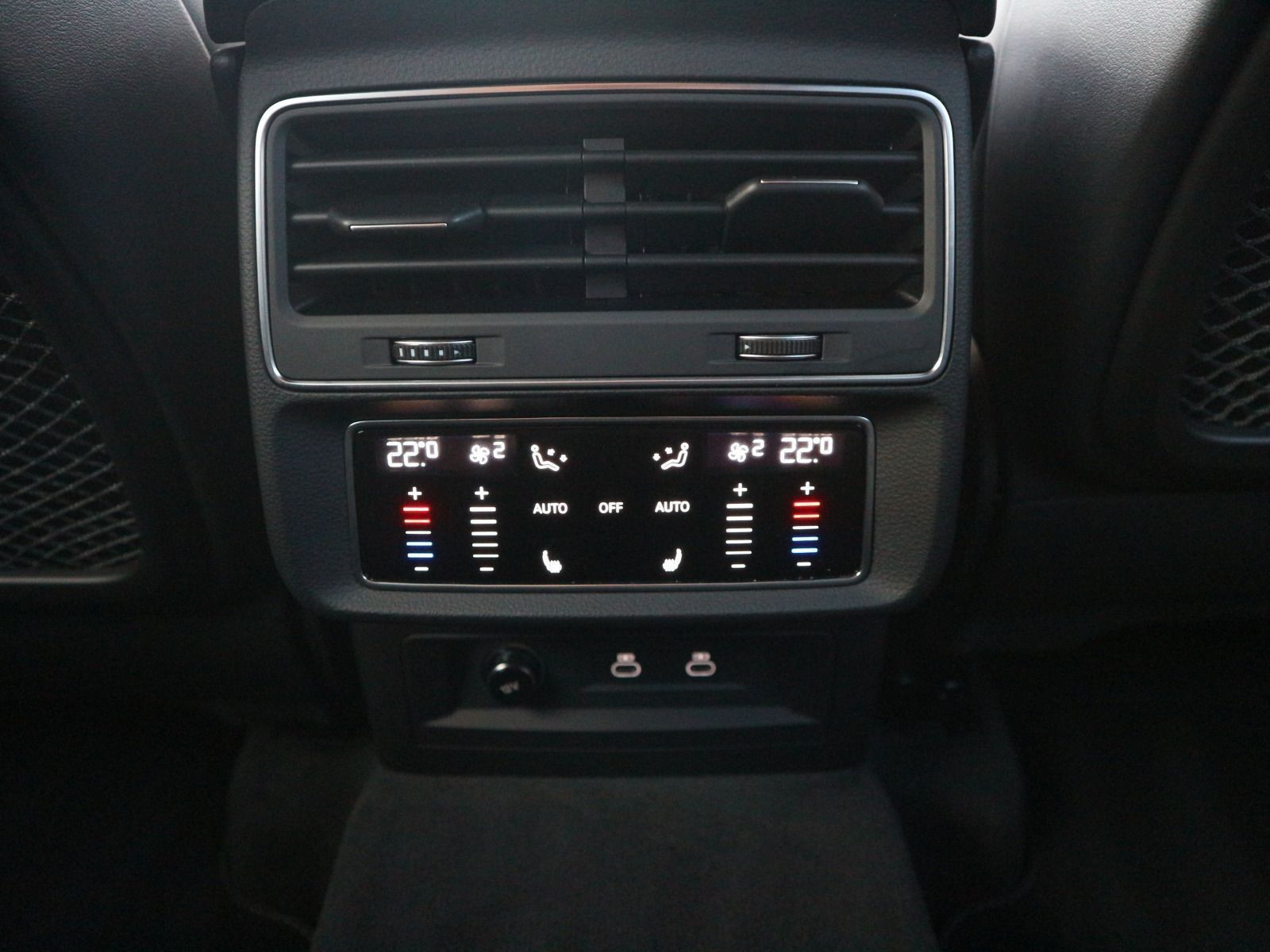 Fahrzeugabbildung Audi Q8 S line 55 TFSI quattro HUD*AHK*CARPLAY*ACC*RFK