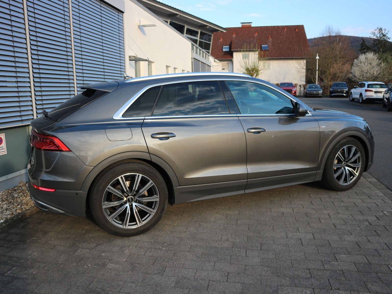 Fahrzeugabbildung Audi Q8 S line 55 TFSI quattro HUD*AHK*CARPLAY*ACC*RFK