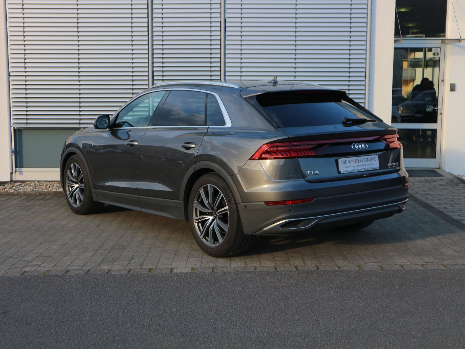 Fahrzeugabbildung Audi Q8 S line 55 TFSI quattro HUD*AHK*CARPLAY*ACC*RFK