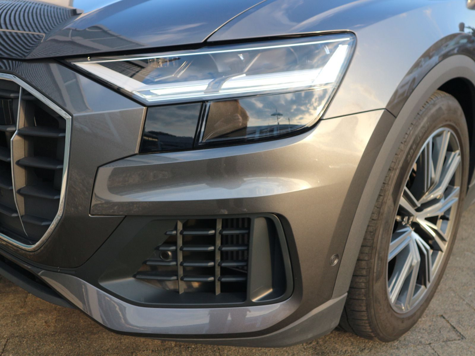 Fahrzeugabbildung Audi Q8 S line 55 TFSI quattro HUD*AHK*CARPLAY*ACC*RFK