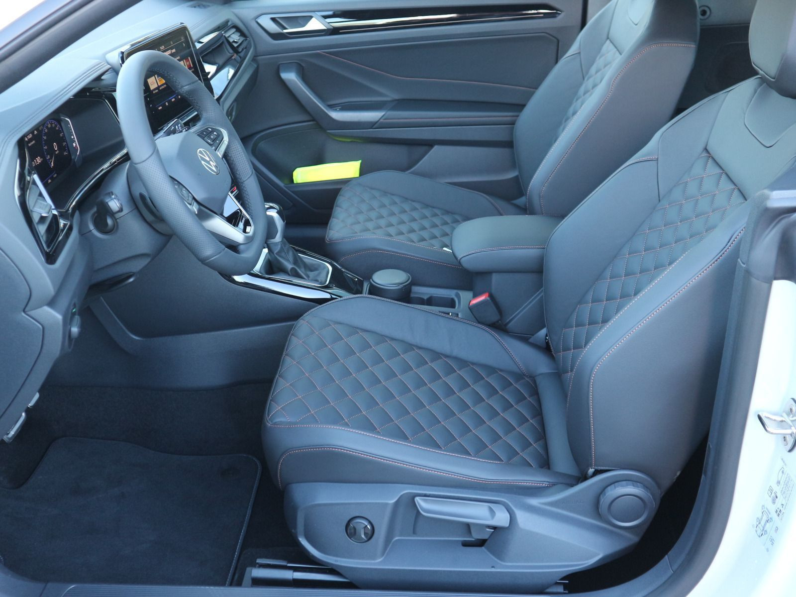 Fahrzeugabbildung Volkswagen T-Roc Cabriolet R-Line Edition Karmann PLUS 1.5 l TSI OPF (150 PS) DSG*AHK*WINTERRÄDER*LIMITIERT*