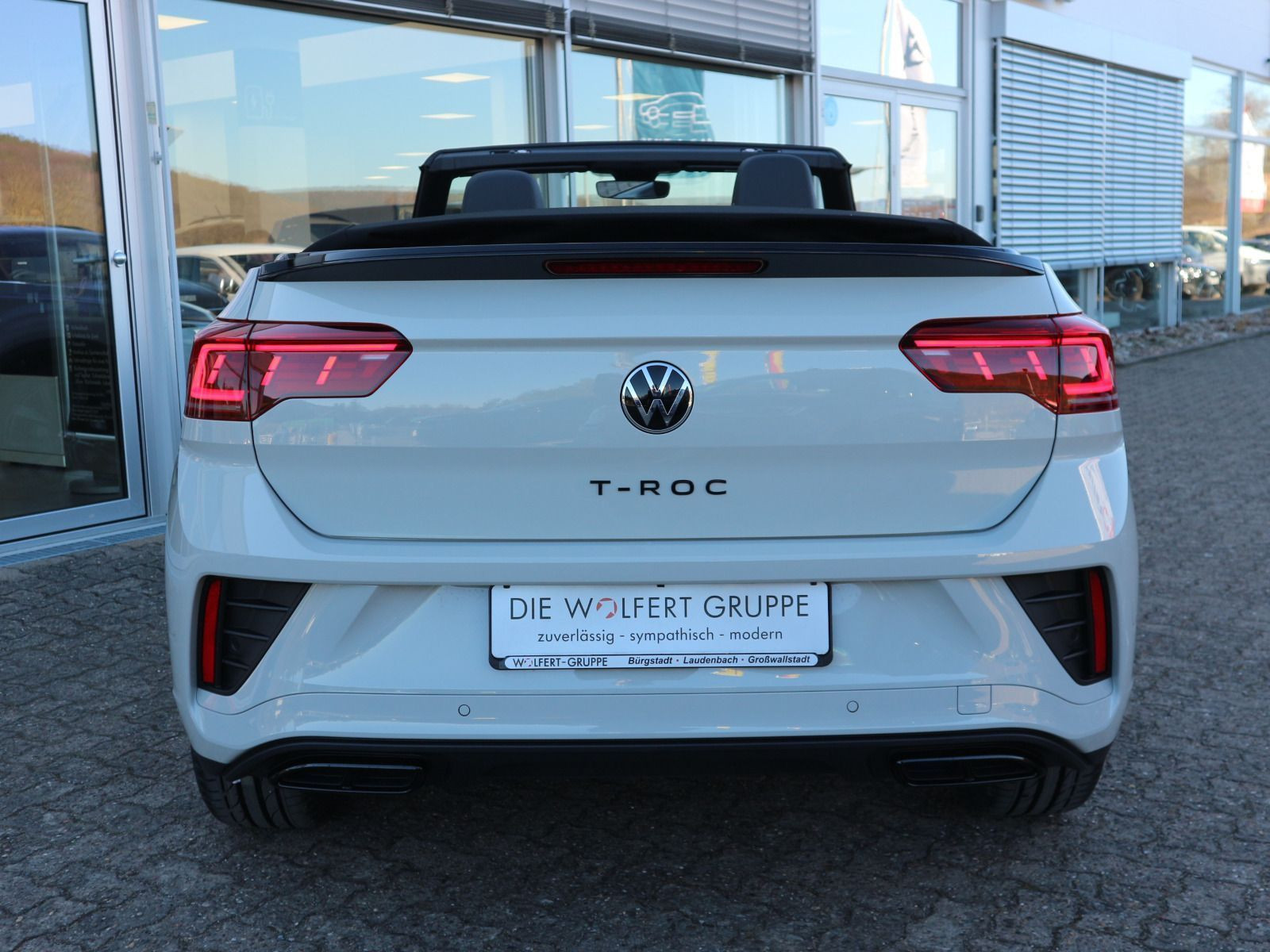 Fahrzeugabbildung Volkswagen T-Roc Cabriolet R-Line Edition Karmann PLUS 1.5 l TSI OPF (150 PS) DSG*AHK*WINTERRÄDER*LIMITIERT*